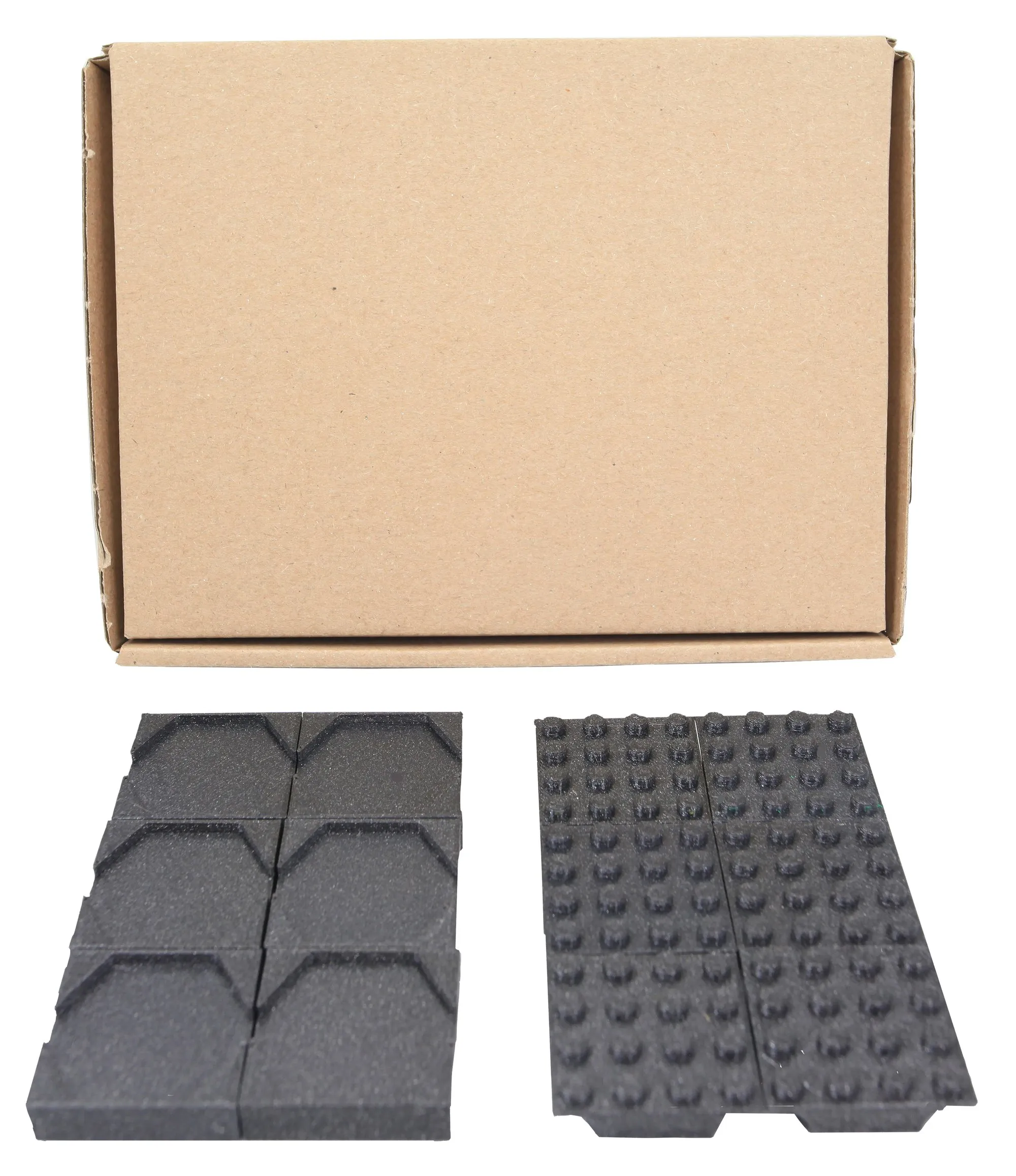 Adaptateurs noirs hexagonaux et plaques à plots devant leur boîte en carton