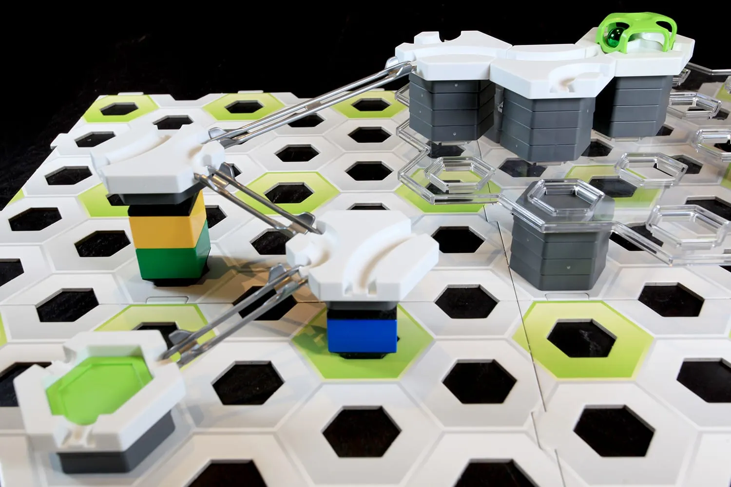 Tours de circuit GraviTrax posées sur des briques Duplo grâce aux adaptateurs imprimés en 3D