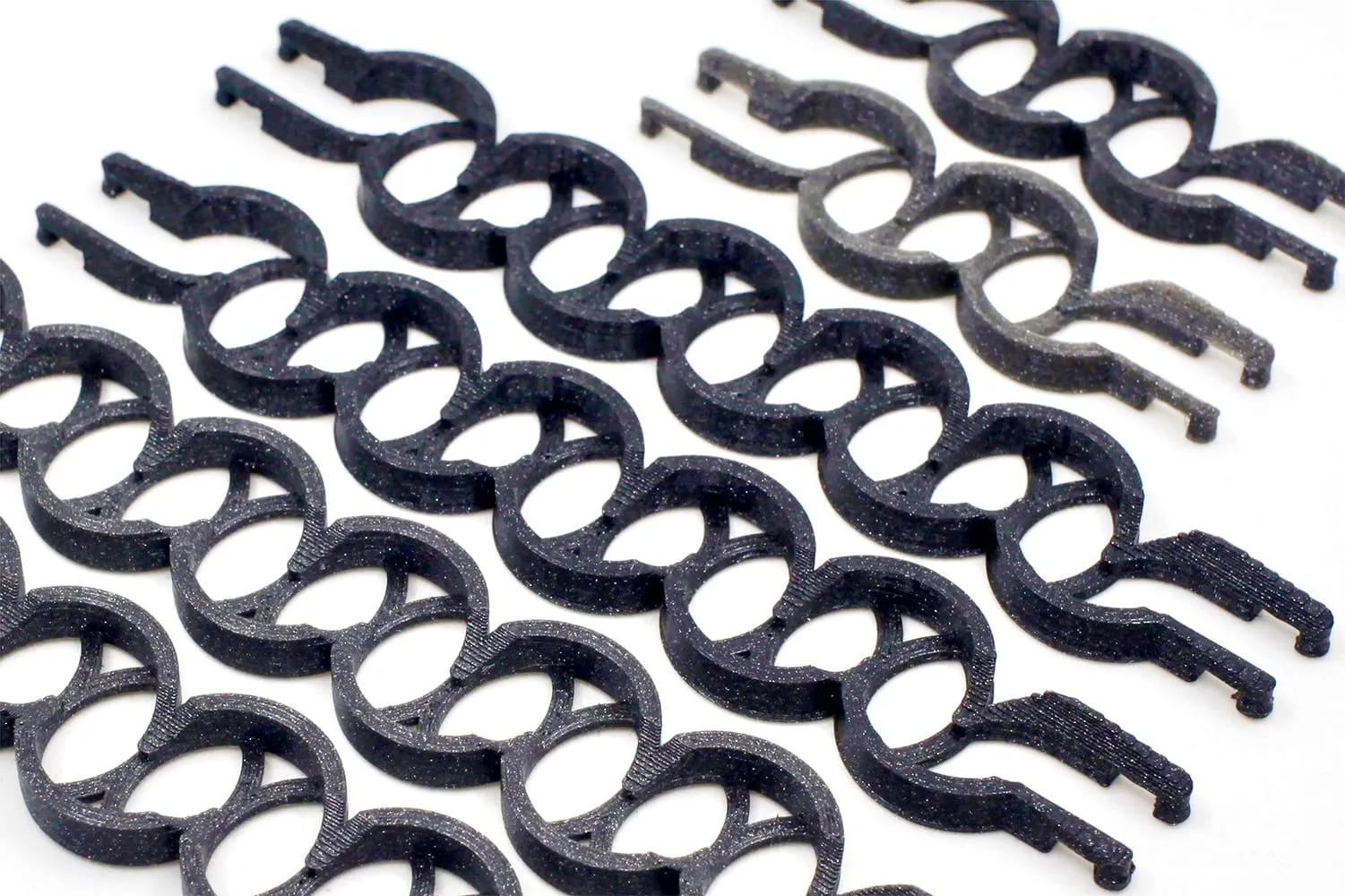 Gros plan sur des rails zigzag noirs superposés