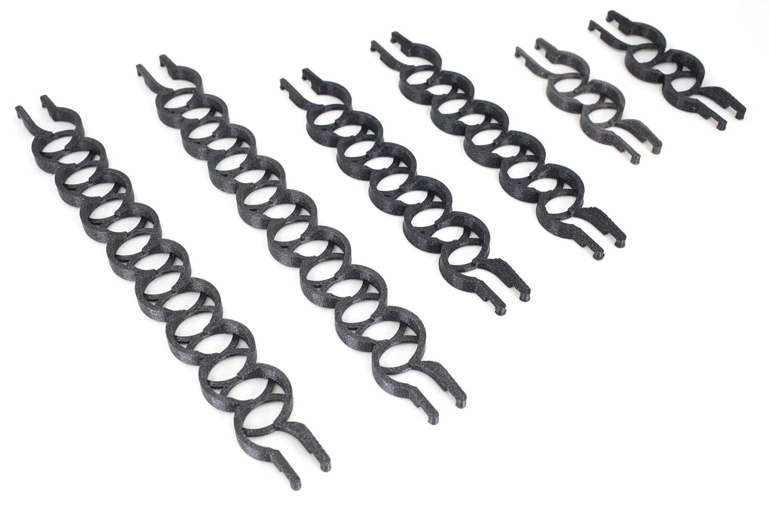 Six rails zigzag noirs de trois tailles posés en diagonale