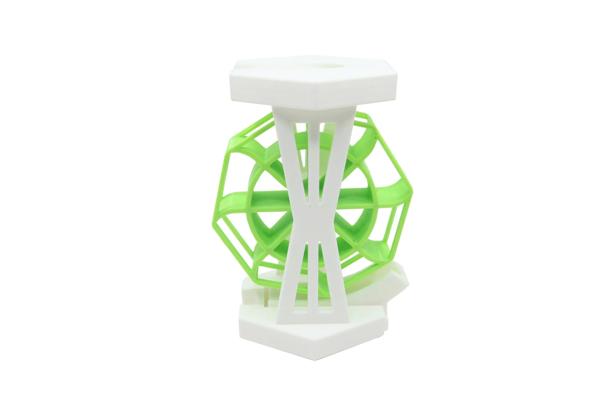 Moulin à billes : roue verte entre des montants blancs, sur son socle hexagonal, fond blanc