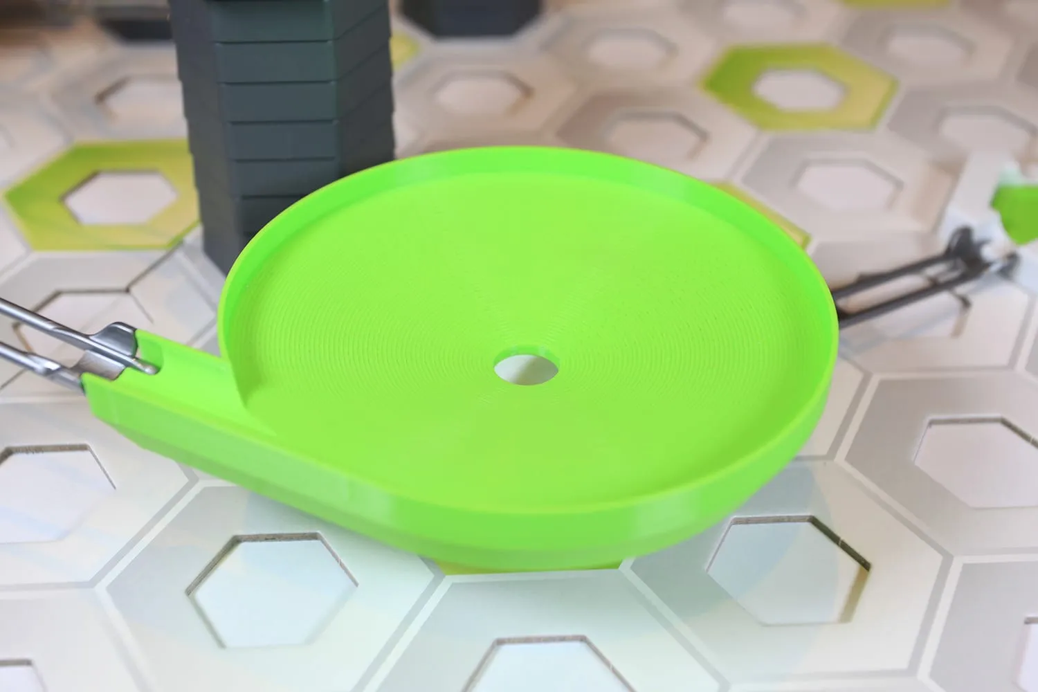 Grüner 3D-gedruckter Trichter-Kreisel am Fuß eines GraviTrax-Turms