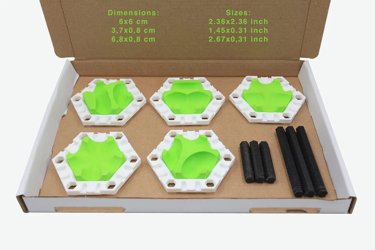 Pack Vitesse dans sa boîte ouverte : cinq plaques blanches à pièces vertes et six tiges noires, avec leurs dimensions