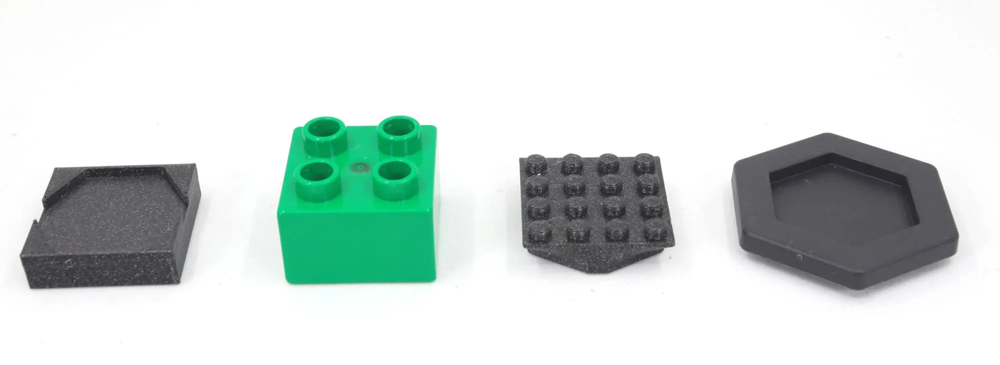 Adaptateur bas, brique DUPLO verte, adaptateur haut à plots et adaptateur hexagonal alignés