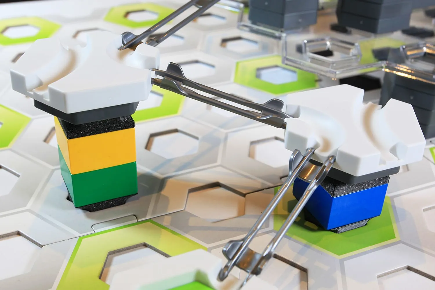 Piliers de briques DUPLO jaune, verte et bleue portant des rails blancs dans un circuit GraviTrax