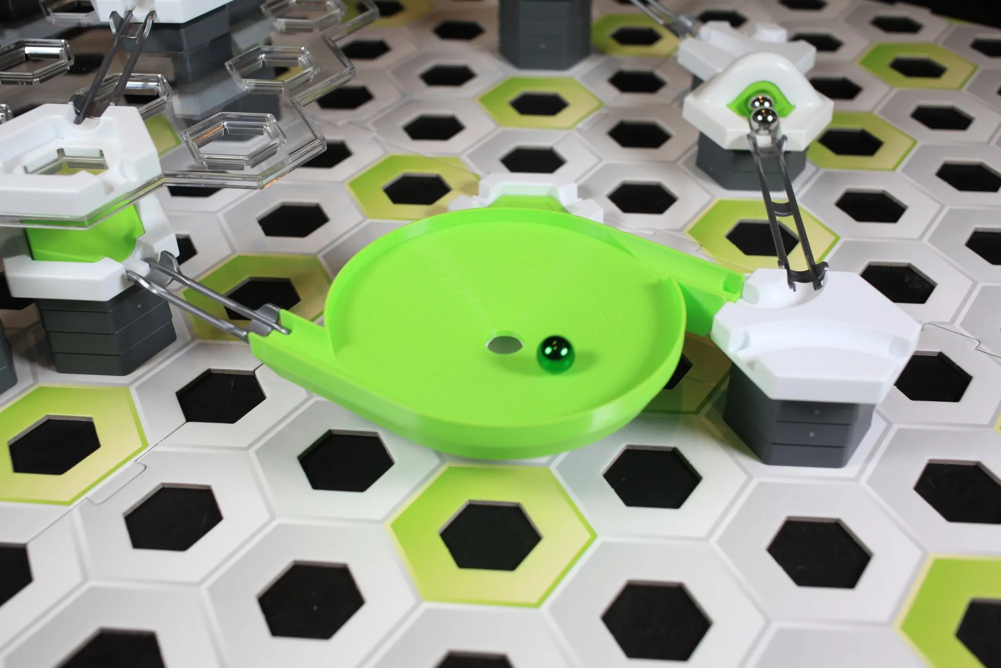Toupie entonnoir 2 entrées verte dans un circuit GraviTrax, deux billes dans l’entonnoir