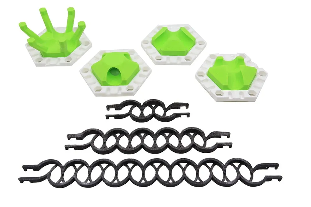 Les quatre plaques blanches à pièces vertes et les trois rails zigzag noirs du pack Fun