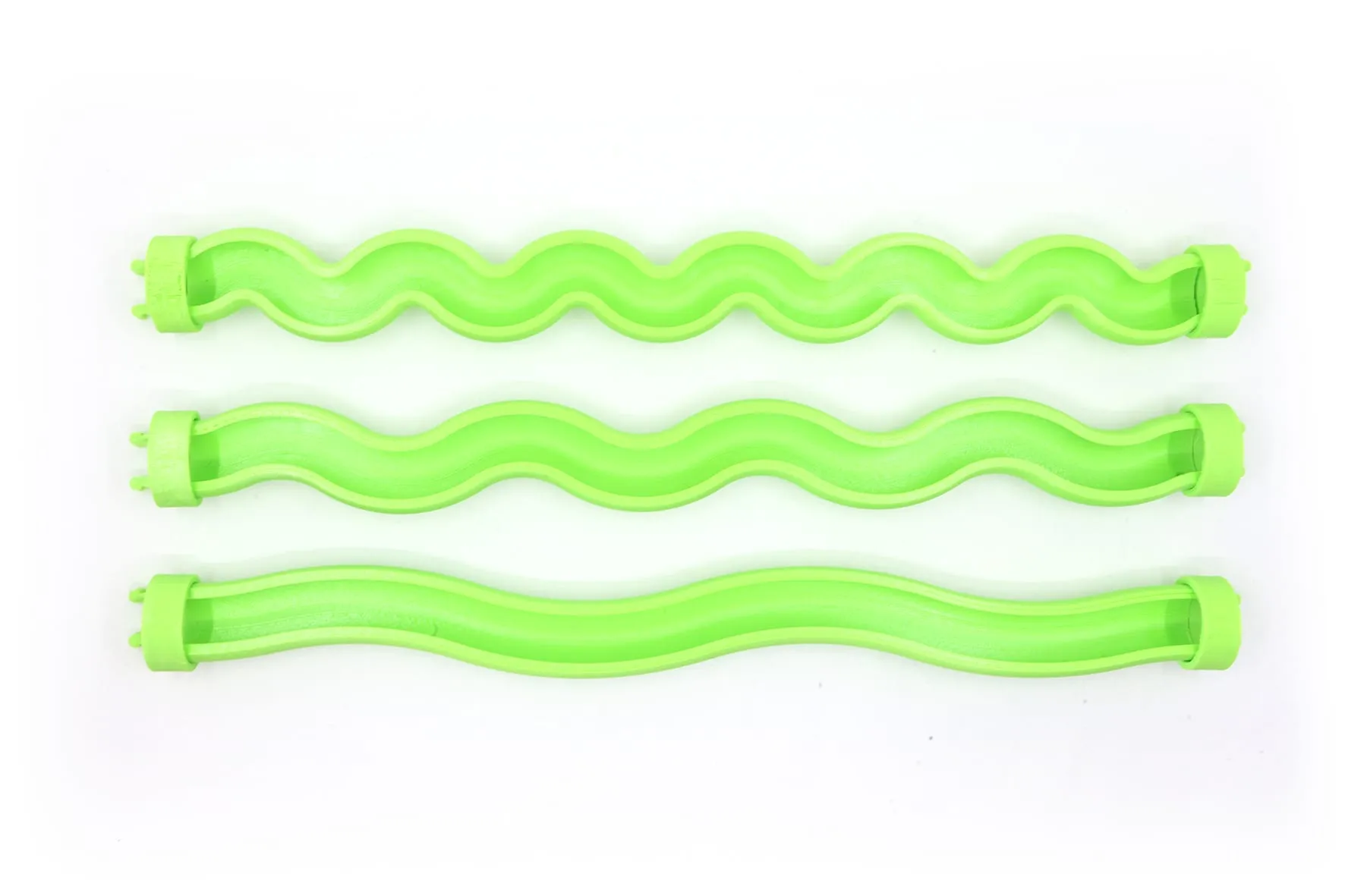 Trois rails tube verts ondulés vus de dessus sur fond blanc