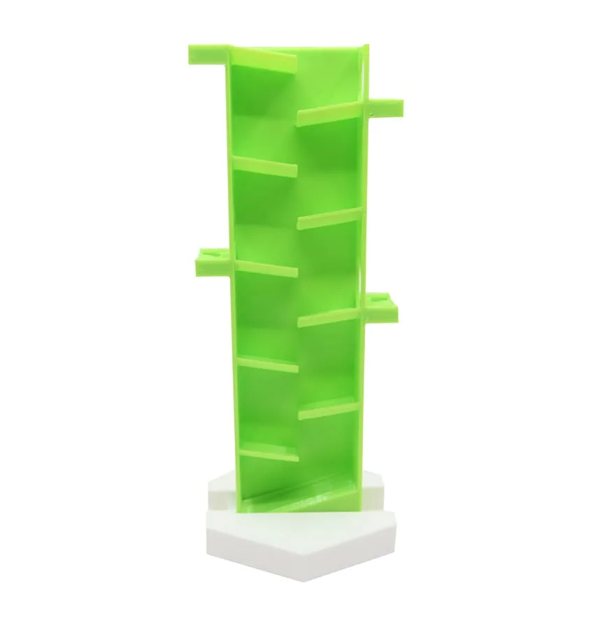 Zigzag vertical vert sur son support blanc, vue de face