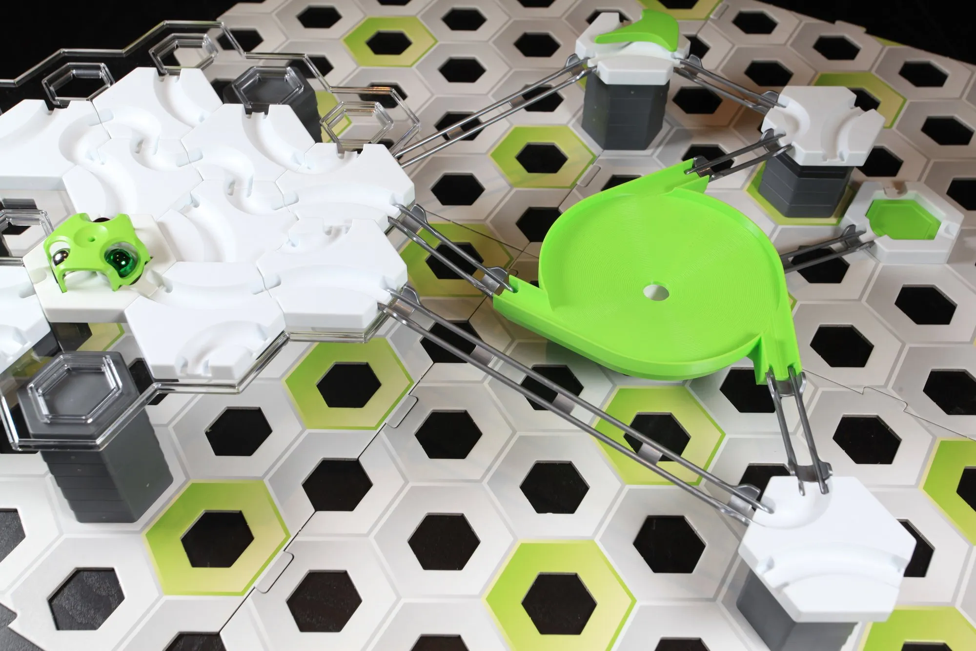 Toupie entonnoir 3 entrées verte dans un grand circuit GraviTrax, vue d’ensemble