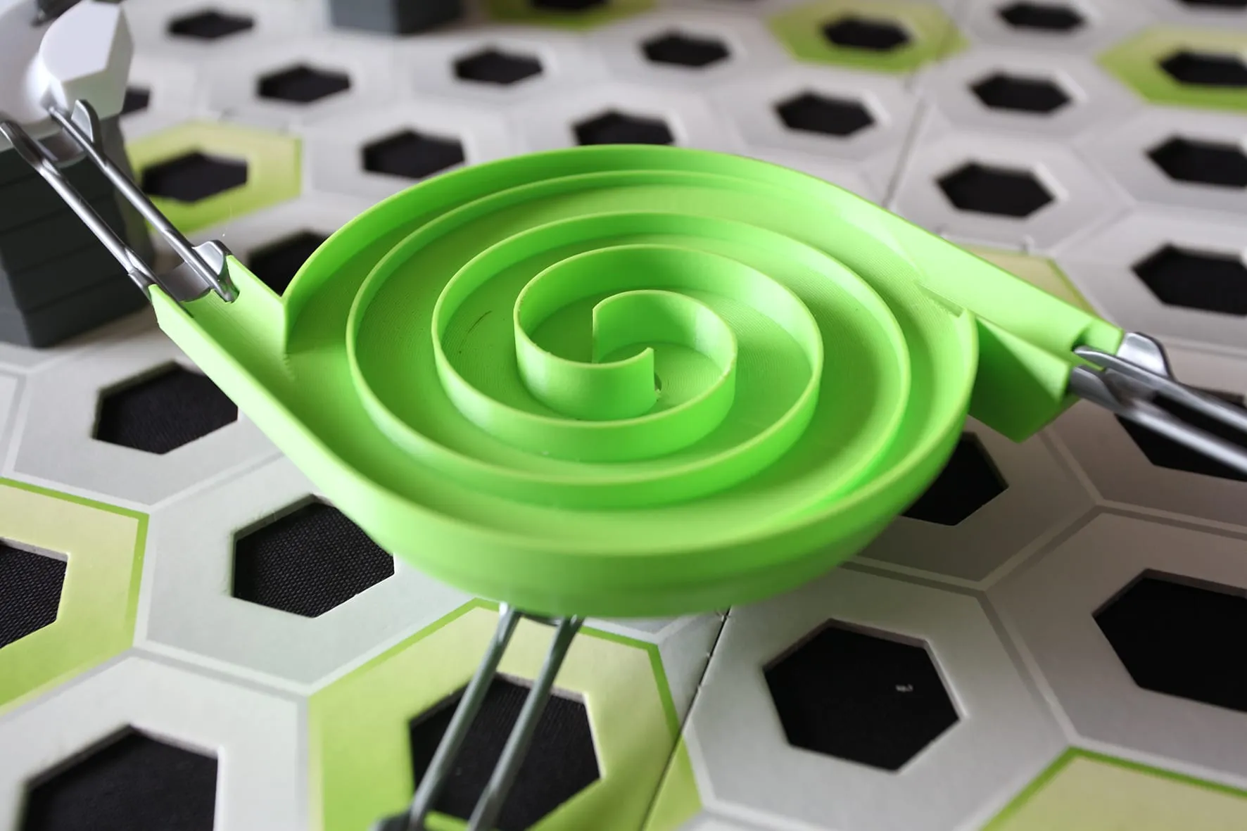 Gros plan sur la piste en spirale de la toupie escargot dans un circuit GraviTrax
