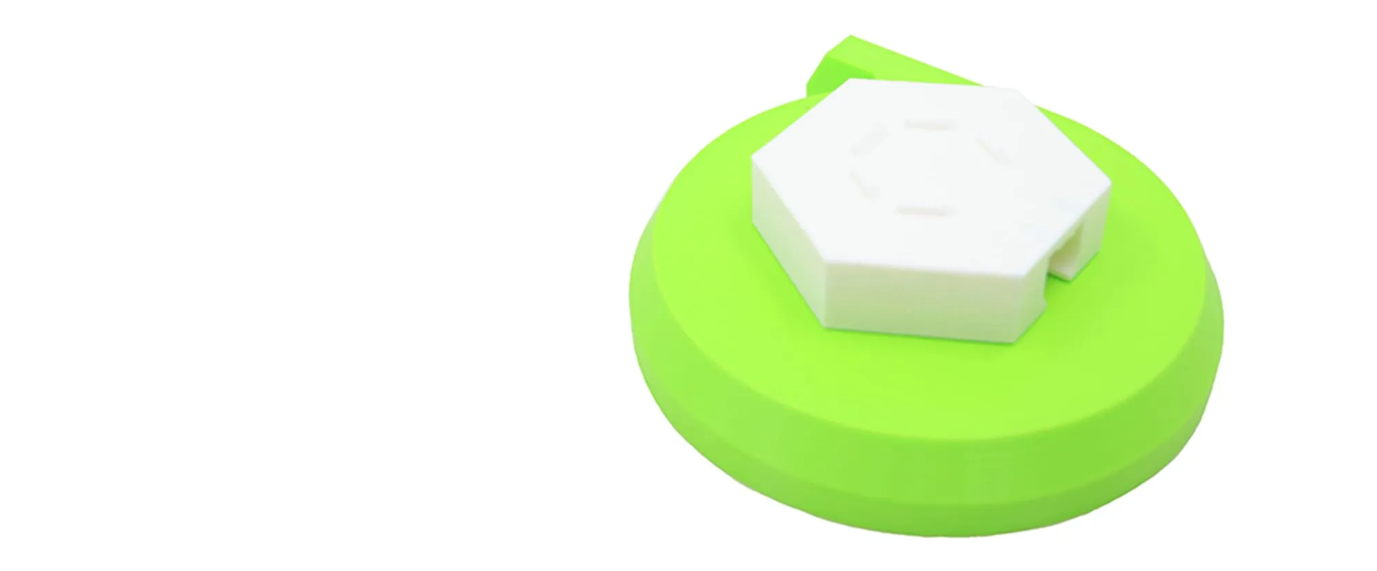 Support blanc hexagonal posé sur la méga toupie verte