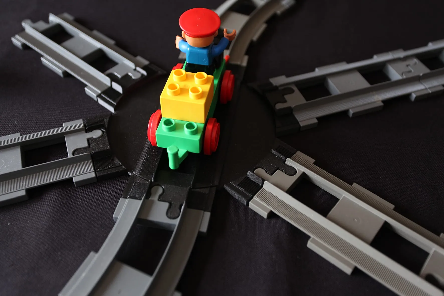 Train DUPLO sur le plateau pivoté vers une autre voie du croisement rotatif