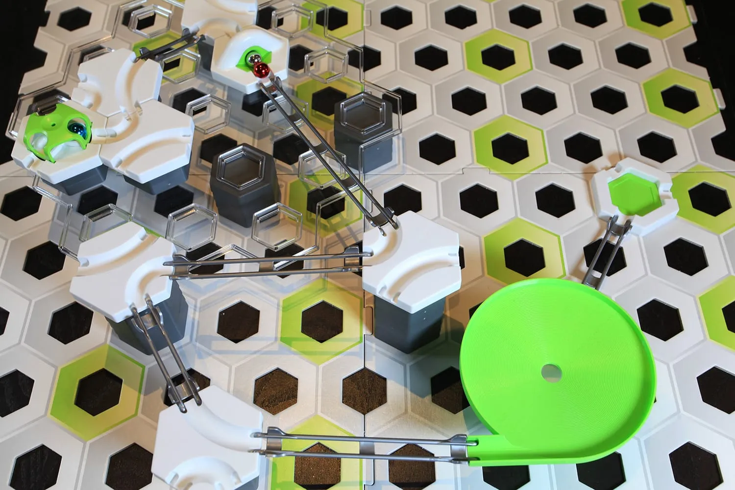 Méga toupie verte dans un circuit GraviTrax complexe, vue en plongée