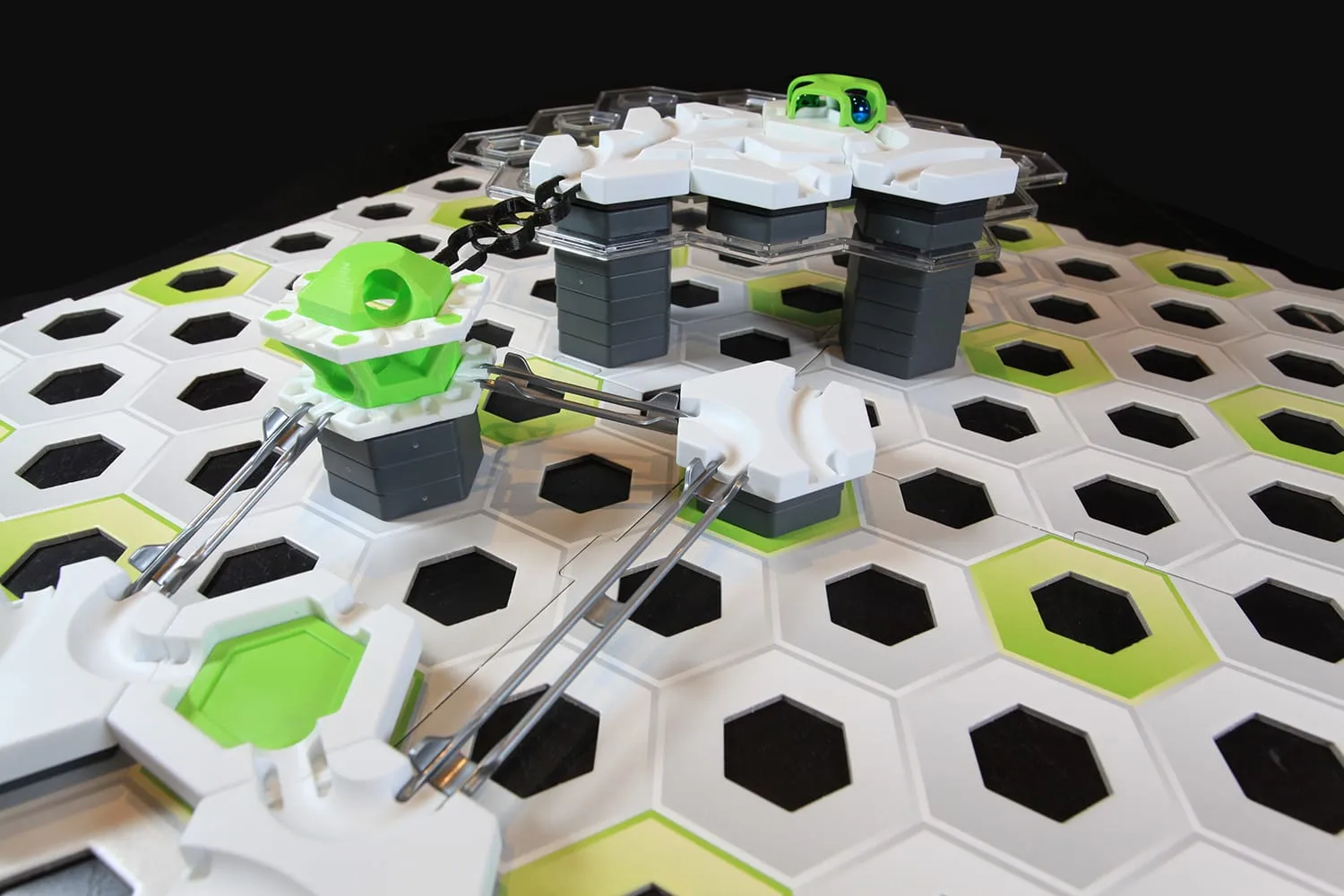 Pièces du pack Fun intégrées à un circuit GraviTrax, vue de côté