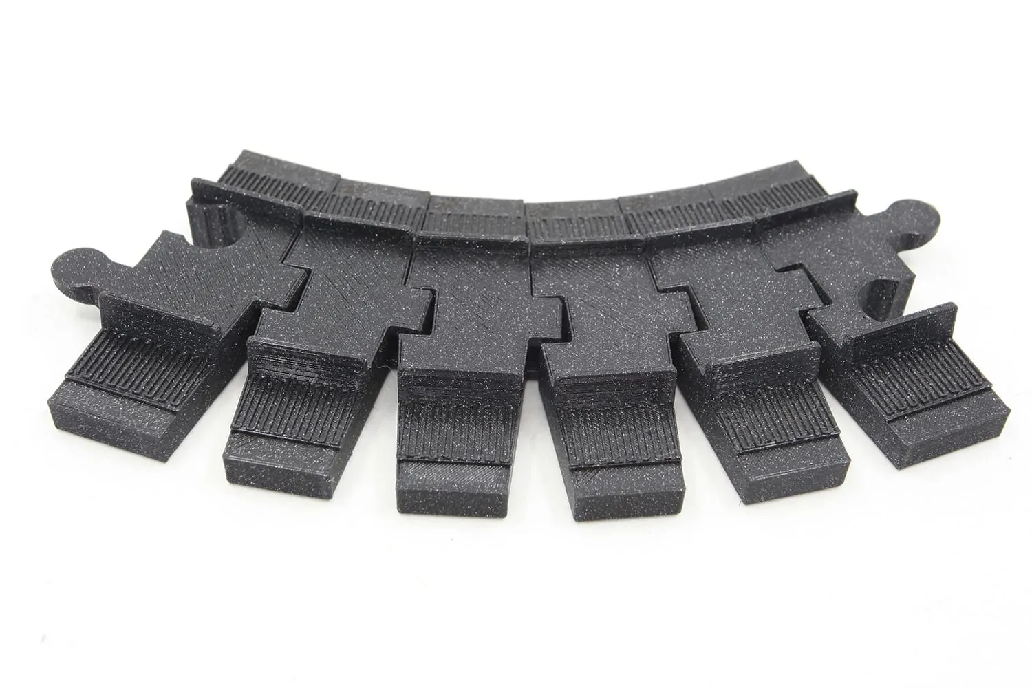Rail flexible noir plié en arc serré