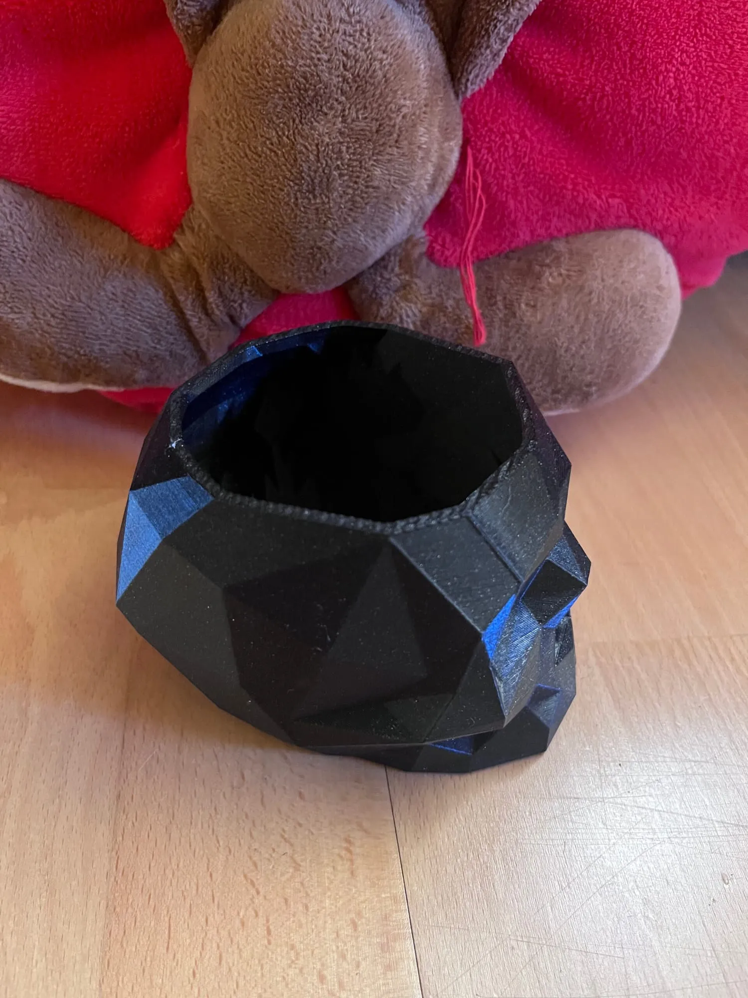 Pot crâne low poly noir vide, vu de trois quarts