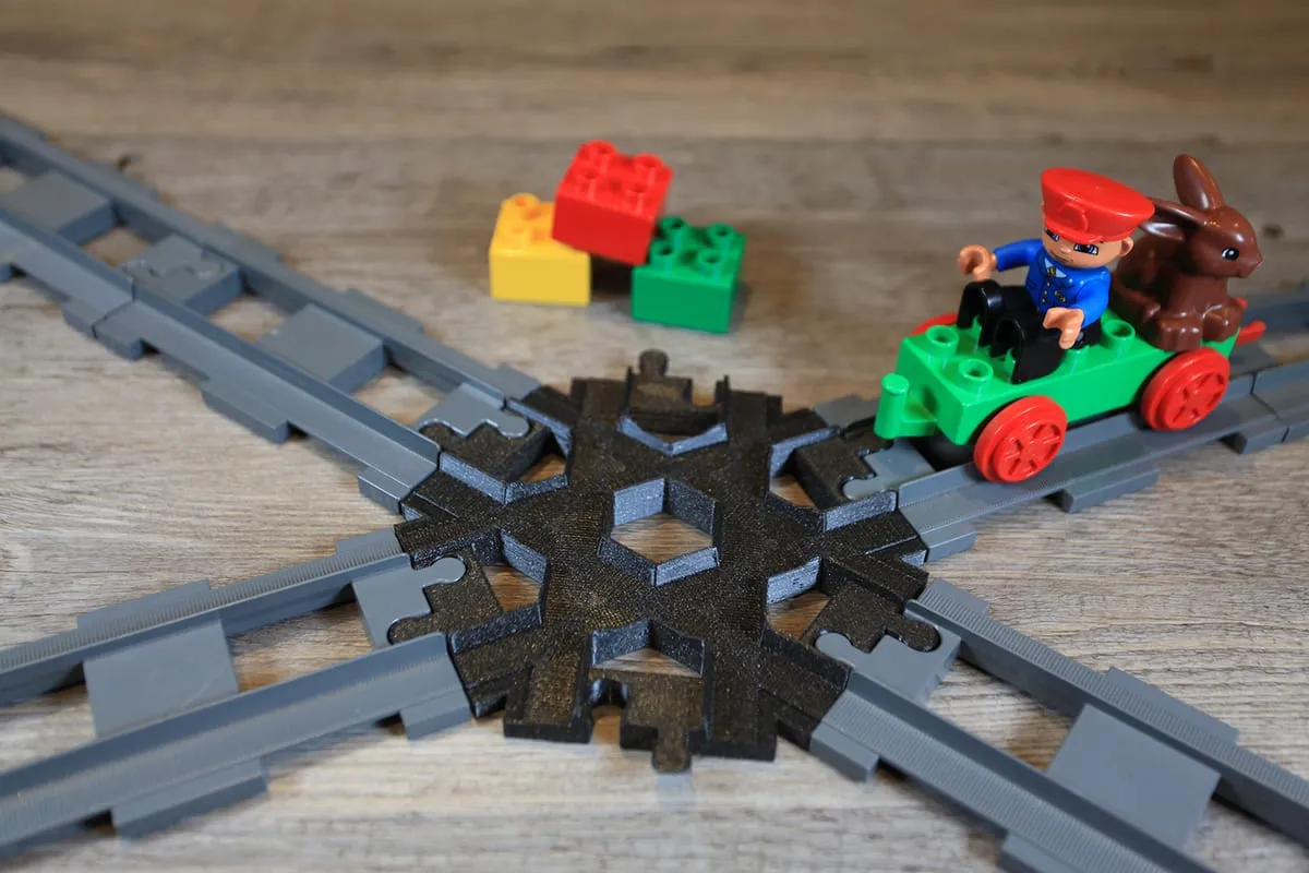 Croisement 6 voies imprimé en 3D reliant des rails de train Duplo